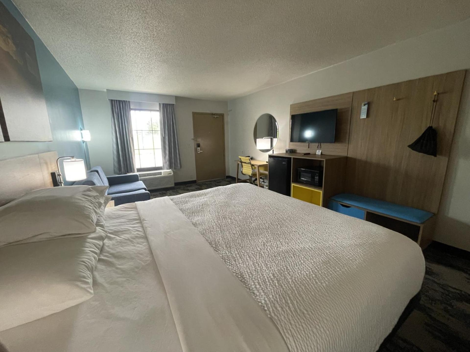 Days & By Wyndham Hotel