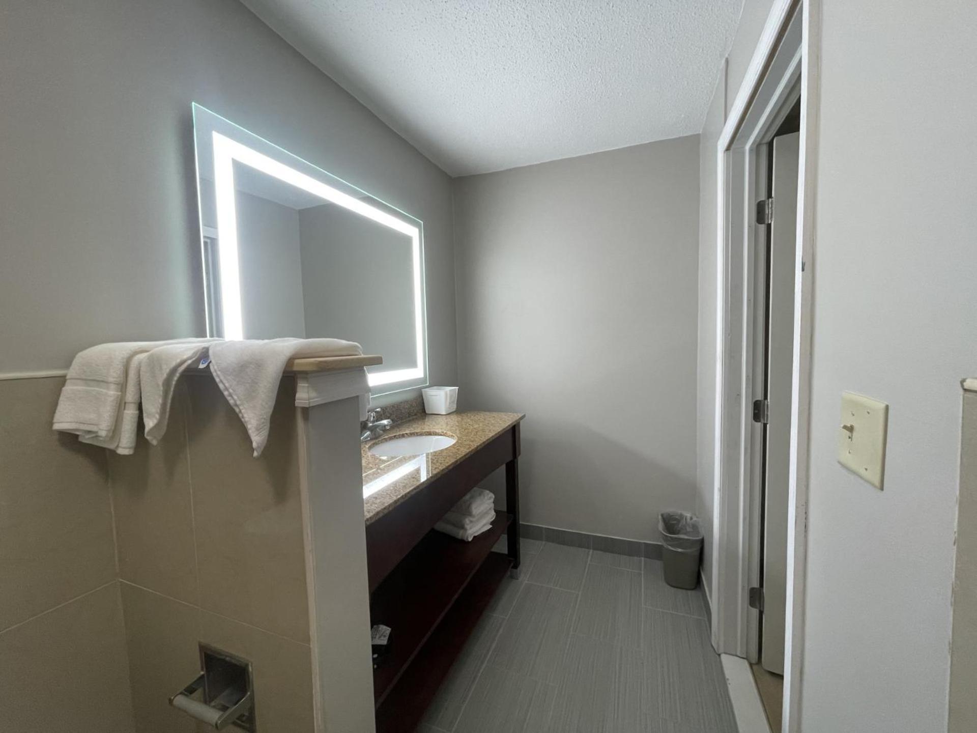 Days & By Wyndham Hotel York